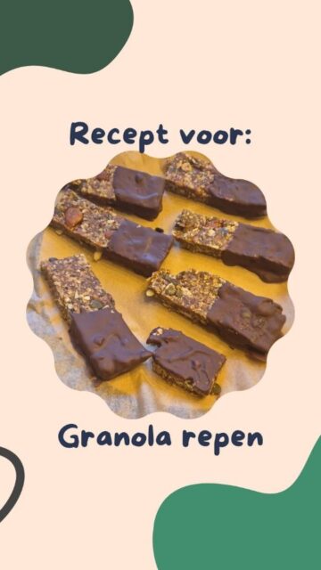 Granola repen😍

Ingrediënten:
* 200g gedroogde abrikozen 
* 100g gedroogde cranberrysap
* 4/6 el honing 
* 100g kokosolie 
* 200 g havermout 
* 60 g hazelnoten 
* 60 g amandelen
* 60 g pompoenpitten
* 100 g pure chocolade 

1. Rooster de noten en hak fijn
2. Doe de cranberrys, abrikozen en gesmolten kokosolie in de keukenmachine en maal fijn
3. Voeg hier havermout en honing aan toe en maal nog eens goed.
4. Doe dit allemaal bij elkaar en druk goed aan in een schaal. Zet even in de koelkast
5. Smelt ondertussen de chocolade 
6. Snij mooie repen en dip ze in de chocolade 
7. Even terug de koelkast in en klaar om te genieten.