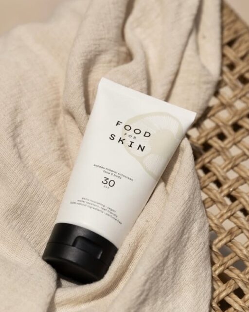 Eindelijk!! We hebben een zonnebrand gevonden die helemaal naar onze wens is!!
We hebben veel geteste maar nu hebben we de perfecte zonnebrand gevonden. Hij smeert heel fijn en laat echt geen witte waas achter!

Wat maakt deze SPF zo speciaal?
✅ Bescherming tegen UVA- én UVB-straling
✅ Minerale filter (non-nano, ongecoat zinkoxide)
✅ Zacht voor de gevoelige huid
✅ Zonder parfum of microplastics
✅ 100% Natuurlijk

Zorg dat je vaak genoeg smeert om de huid goed te beschermen.

@foodforskin.care