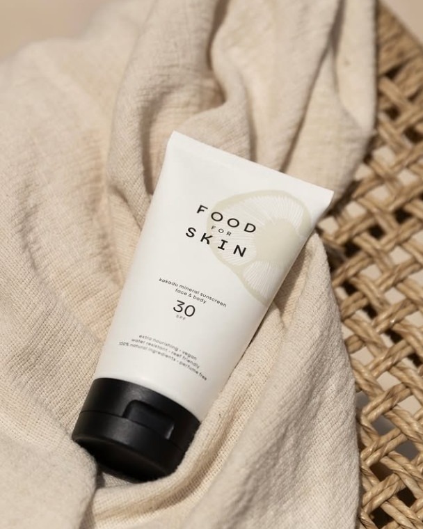 Eindelijk!! We hebben een zonnebrand gevonden die helemaal naar onze wens is!!
We hebben veel geteste maar nu hebben we de perfecte zonnebrand gevonden. Hij smeert heel fijn en laat echt geen witte waas achter!

Wat maakt deze SPF zo speciaal?
✅ Bescherming tegen UVA- én UVB-straling
✅ Minerale filter (non-nano, ongecoat zinkoxide)
✅ Zacht voor de gevoelige huid
✅ Zonder parfum of microplastics
✅ 100% Natuurlijk

Zorg dat je vaak genoeg smeert om de huid goed te beschermen.

@foodforskin.care