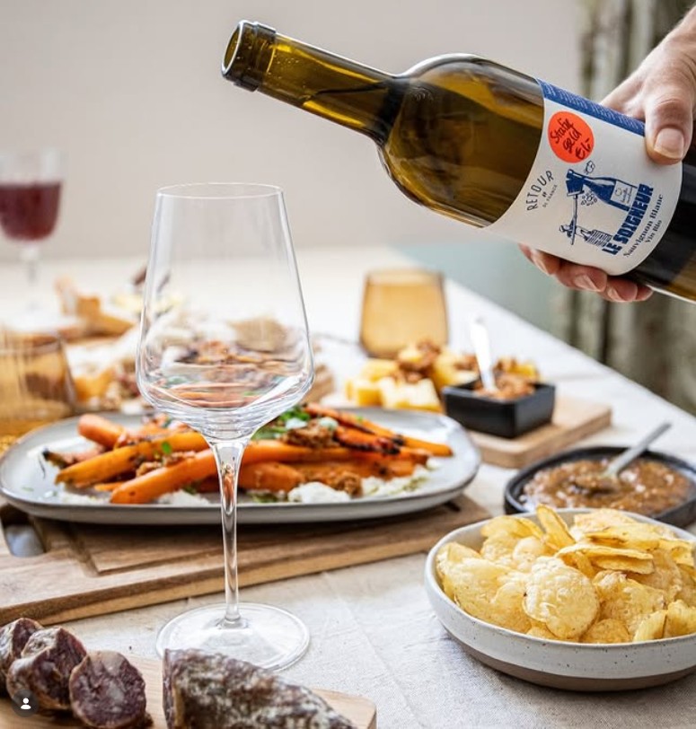 Benieuwd naar iets meer informatie over onze nieuwe wijn? 

Nieuwe oogst Sauvignon Blanc Bio Le Soigneur 🍇

Deze Sauvignon Blanc is afkomstig uit Côtes de Duras, een relatief kleine en onbekende streek gelegen in het zonnige zuidwesten van Frankrijk ten oosten van grote broer Bordeaux. ‘Le Soigneur’ is een knipoog naar de wielerwereld; de verzorger, masseur en ondersteuner van de renners. Een ode aan onze flessenwasser. Deze sauvignon heeft een typisch stuivend karakter met een neus van zwarte bessenblad, ananas en citroen. Een frisse, aromatische wijn met een subtiele mineraliteit. Perfect als aperitief en borrel.

Uiteraard in een circulaire fles laat het najaar maar komen!

🍇 Sauvignon Blanc
🇫🇷 Côtes de Duras, kleine broertje van de Bordeaux
🌱Biologische landbouw
🧑‍🌾 Oogst 2024
🍾 Circulaire fles met statiegeld